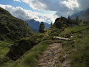 87 In discesa dalla diga del Lago del Diavolo verso il Rif. Longo